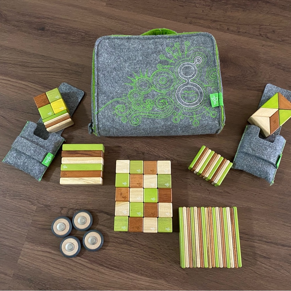 Tegu sets with cases and wheels